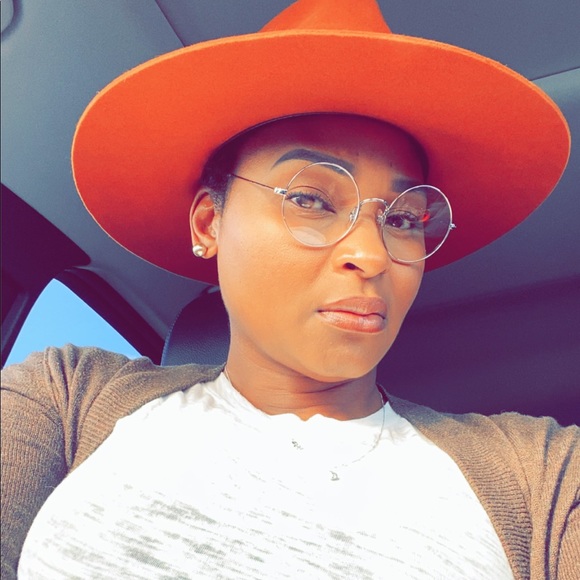 Hi!!! I’m Antoinette! - Picture 1 of 1